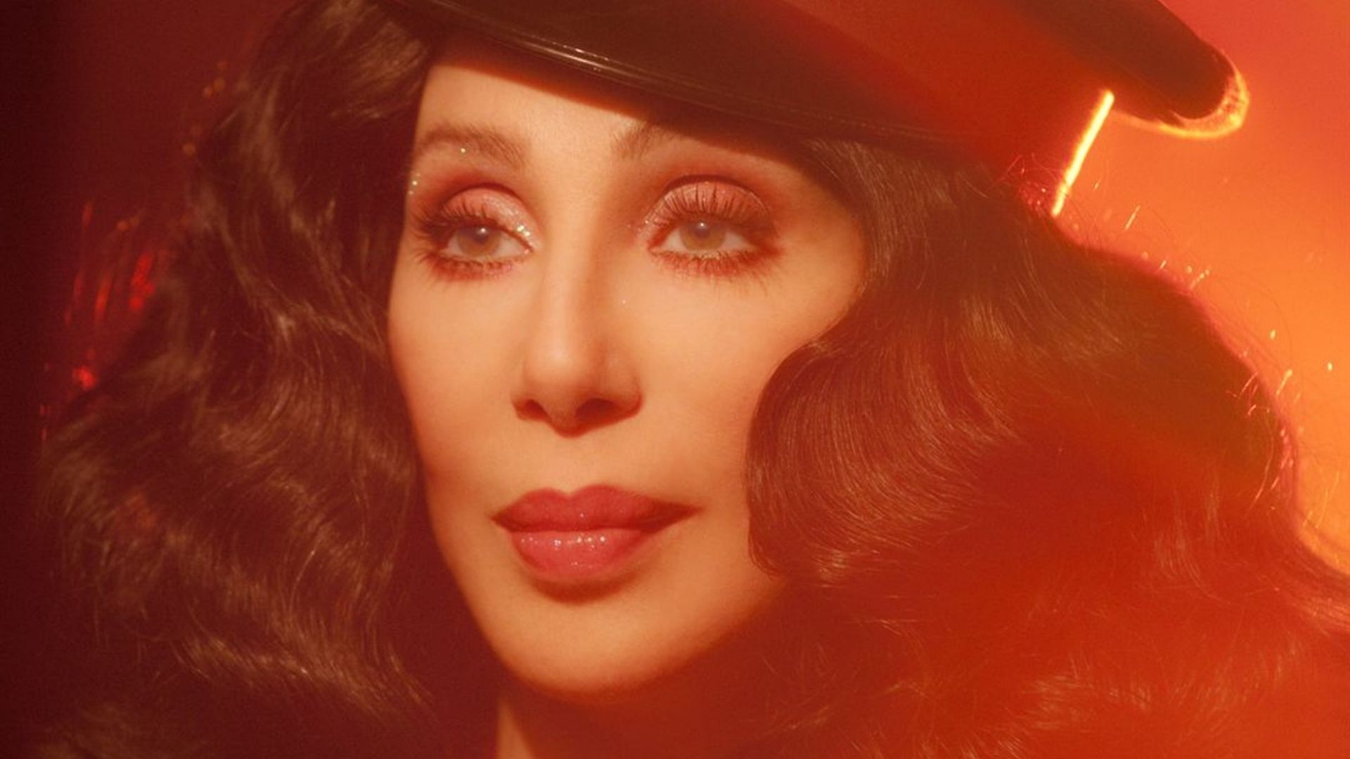A cantora Cher lançou seu mais novo álbum, chamado 'Christmas', cheio de parcerias musicais.