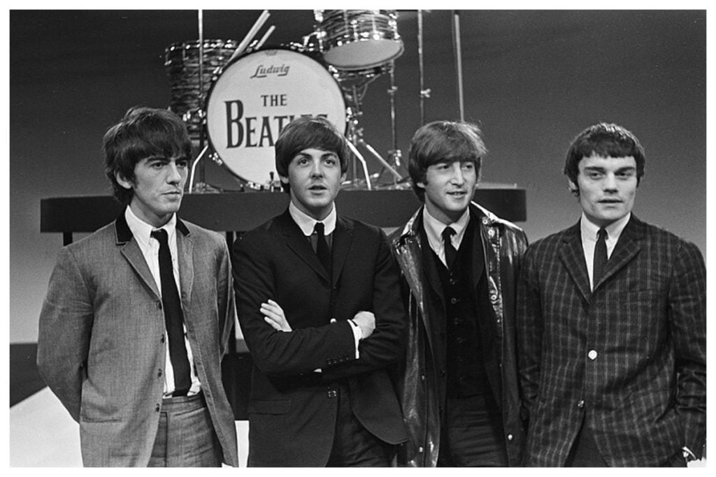 BEATLES SEGUEM NO TOPO DA BILLBOARD 200