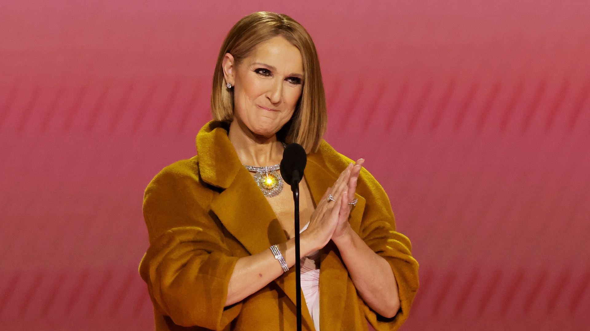 CELINE DION ABRE CONTAGEM PARA RESIDÊNCIA EM PARIS